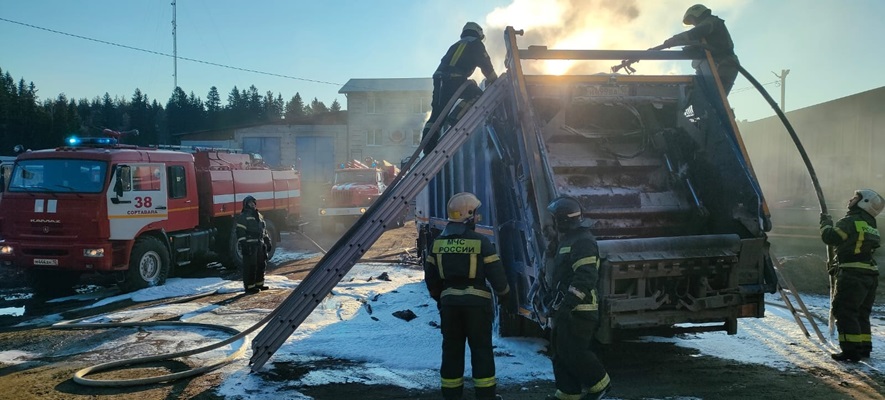 Фото новости "В Шира неосторожность людей едва не сгубила мусоровоз"